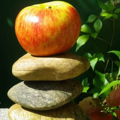 Steinpyramide mit Apfel obenauf